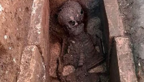 Stupore nel cantiere a Cesena: riaffiorano lo scheletro di un bambino e antiche mura