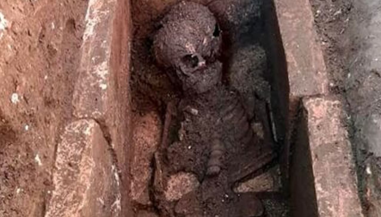Stupore nel cantiere a Cesena: riaffiorano lo scheletro di un bambino e antiche mura