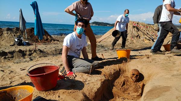 Piombino: tombe e scheletri emergono dalla spiaggia di Baratti