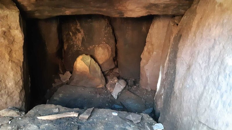 Irlanda: contadino scopre una tomba di 4000 anni fa e una ‘strana’ pietra ovale