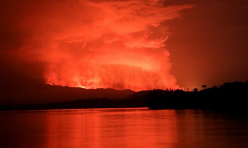 Congo: impressionante bagliore rosso dal vulcano Nyiragongo mentre la lava distrugge le case di Goma