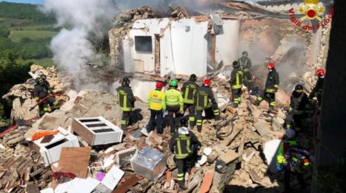 Esplosione in un edificio, casa crollata interamente: un morto e due dispersi