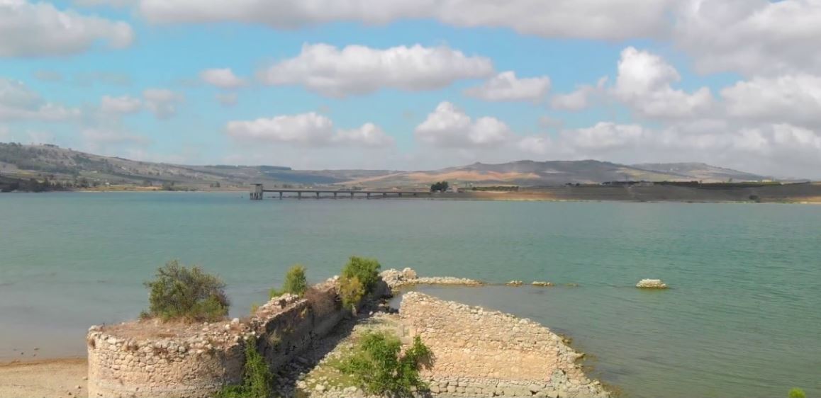 Si ritirano le acque del lago Arancio: riemerge l’antico sito di Mazzallakkar