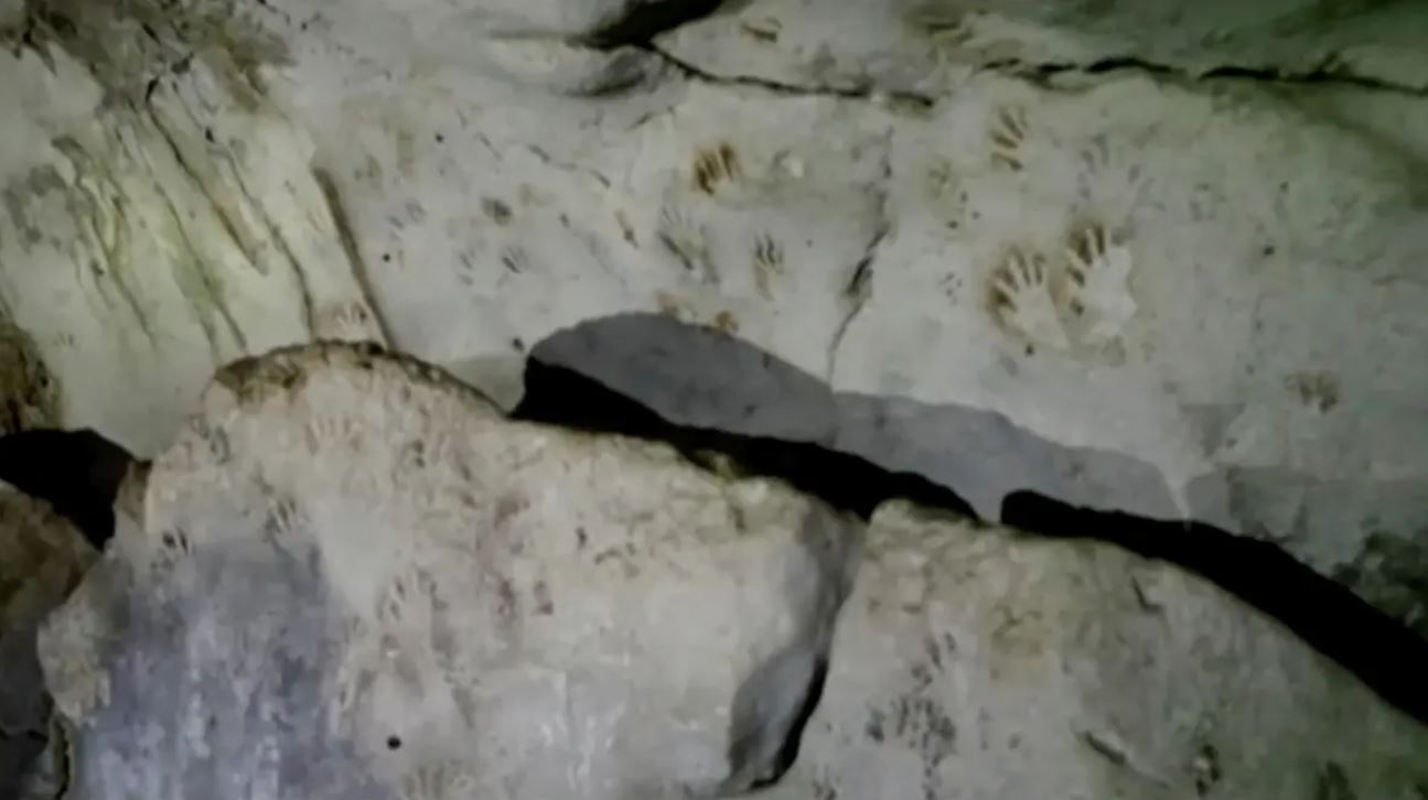 Scoperte decine di misteriose impronte di mani rosse e nere in un’antica grotta Maya