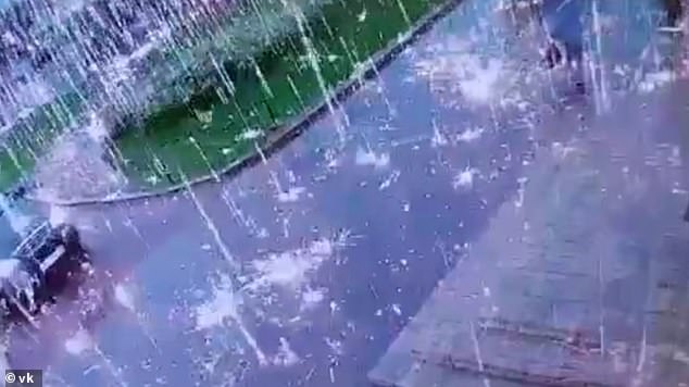 San Pietroburgo: fulmine provoca terrificante ‘pioggia di scintille’ sui pedoni. Il video