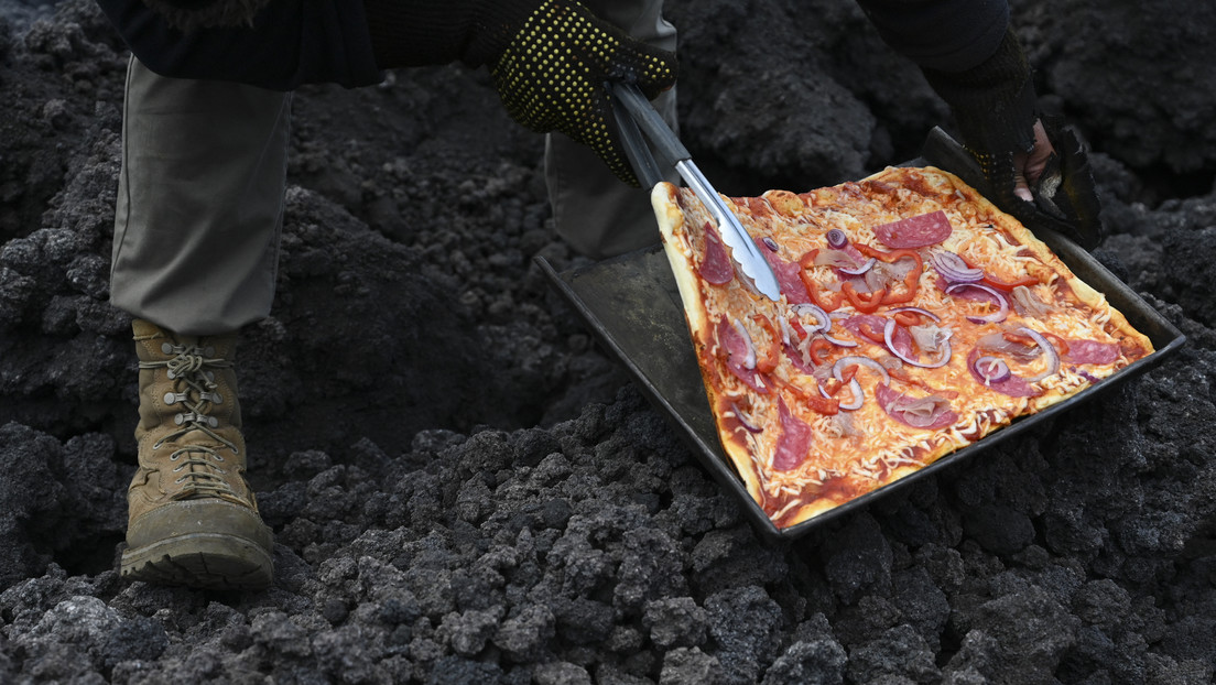 Guatemala: imprenditore cucina le pizze sulla lava del Vulcano Pacaya