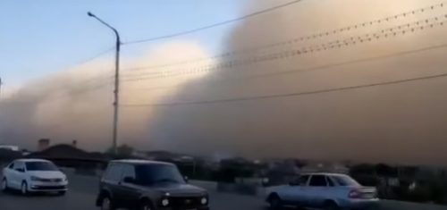 Russia: gigantesca tempesta di sabbia ‘inghiotte’ Astrakhan. Il video