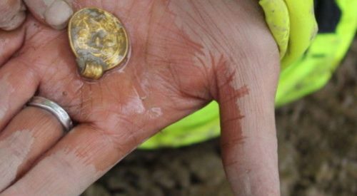 Scoperti sette ciondoli d’oro di 1500 anni fa: hanno un significato particolare