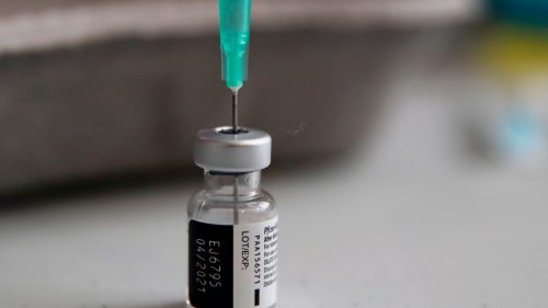 Covid, quarta dose: in autunno si valuta un vaccino anti Covid bivalente