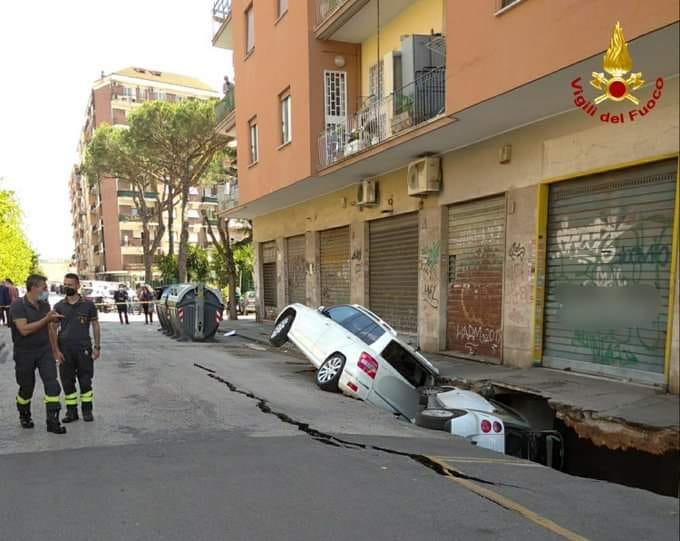 Roma: voragine di sei metri inghiotte due auto a via Zenodossio