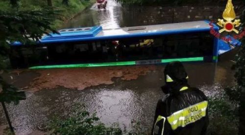 Maltempo Lombardia: bus bloccato nell’acqua, passeggeri soccorsi con i gommoni