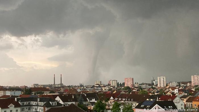 Tornado in Repubblica Ceca: oltre 150 feriti, si temono vittime. Il video