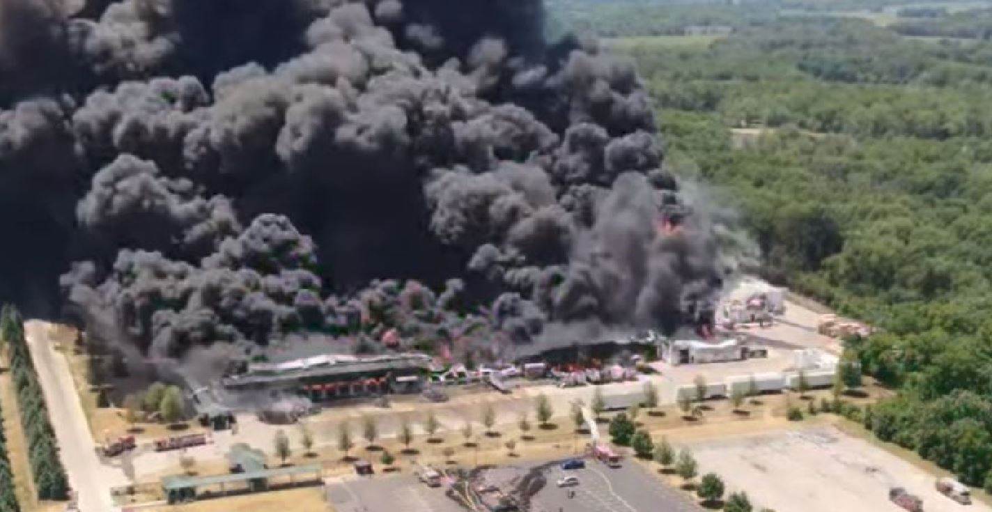 Maxi esplosione in un impianto chimico Usa: generati molti incendi, evacuata tutta l’area