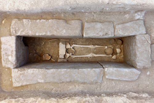 Campania: scoperta la tomba di un bambino guerriero del IV secolo a.C