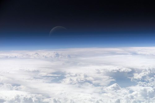 L’atmosfera della Terra si sta restringendo: l’allarme degli scienziati