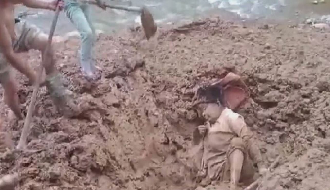 Donna di 92 anni intrappolata nel fango per 7 ore: il salvataggio ripreso in un video