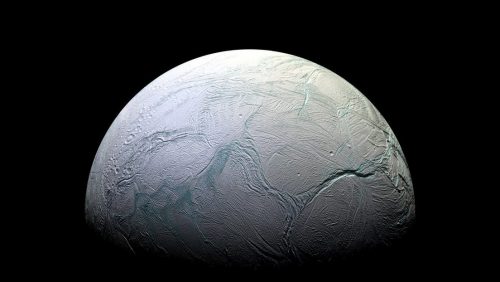 Spazio: il metano di Encelado prodotto da batteri. L’ipotesi degli esperti