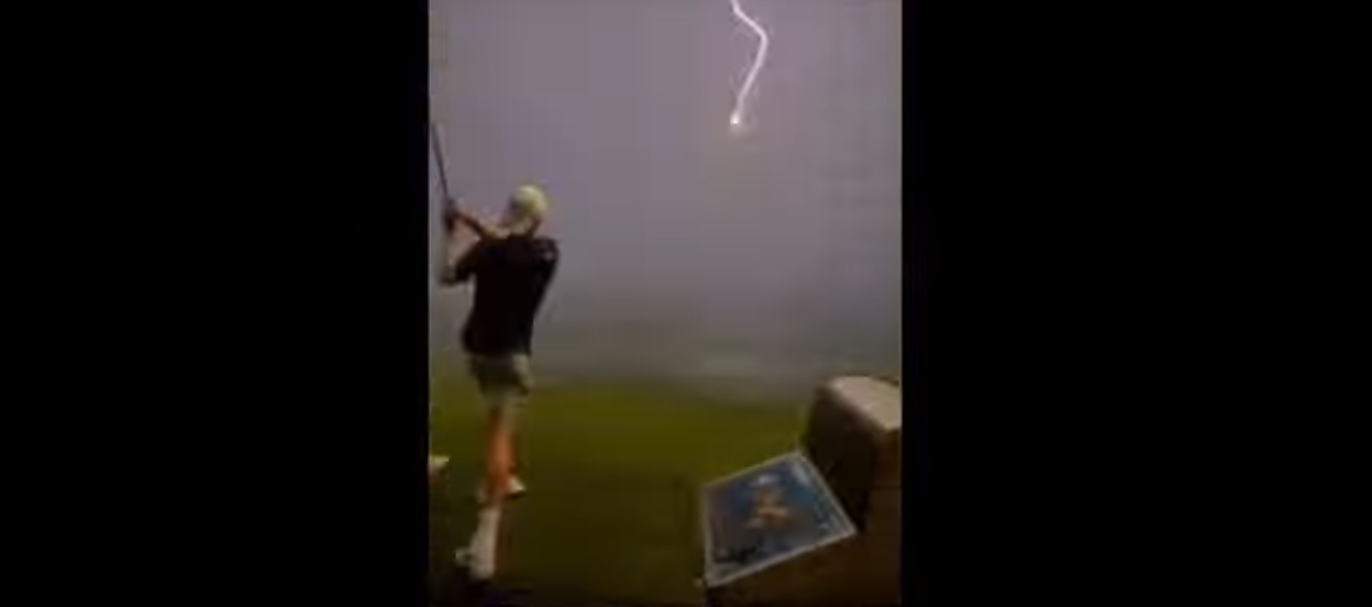 Texas: pallina da golf viene colpita da un fulmine. Il video
