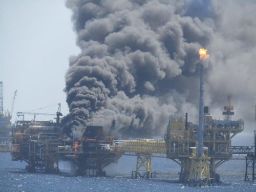 Esplode piattaforma petrolifera nel Golfo del Messico