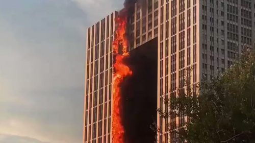 Spaventoso incendio devasta un intero grattacielo: “È un inferno di fuoco”