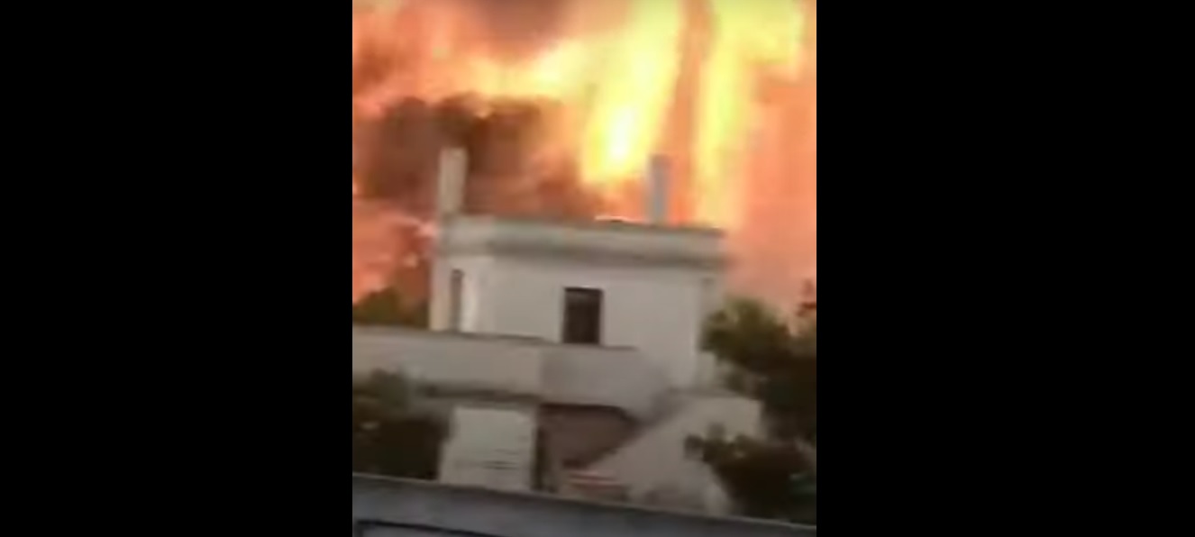 Enorme incendio a Grottaglie: abitazioni evacuate. Il video