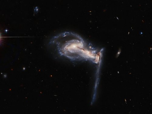 Astronomia: l’incredibile scatto di Hubble mostra le galassie “cannibali”