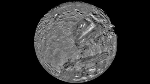 ‘Sono strani mondi ricchi di materia organica’: la proposta di inviare una sonda sulle lune di Urano