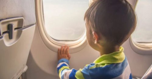 Compagnia aerea trova la soluzione per chi non vuole sedere vicino ai bimbi
