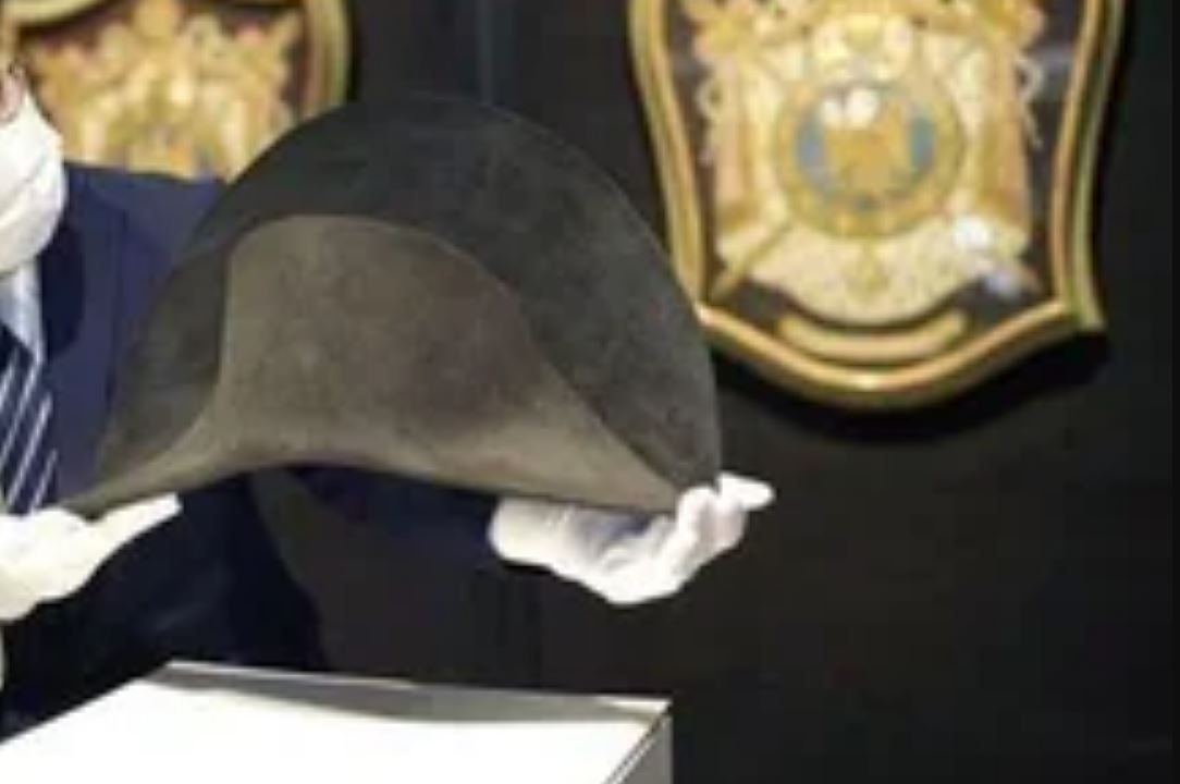 Scoperto un cappello bicorno indossato da Napoleone Bonaparte: il DNA lo conferma