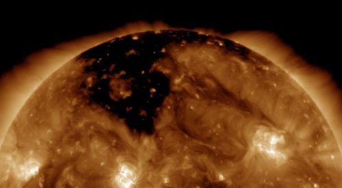Esplosione di massa coronale generata dalla macchia AR2871 colpirà la Terra: le possibili conseguenze