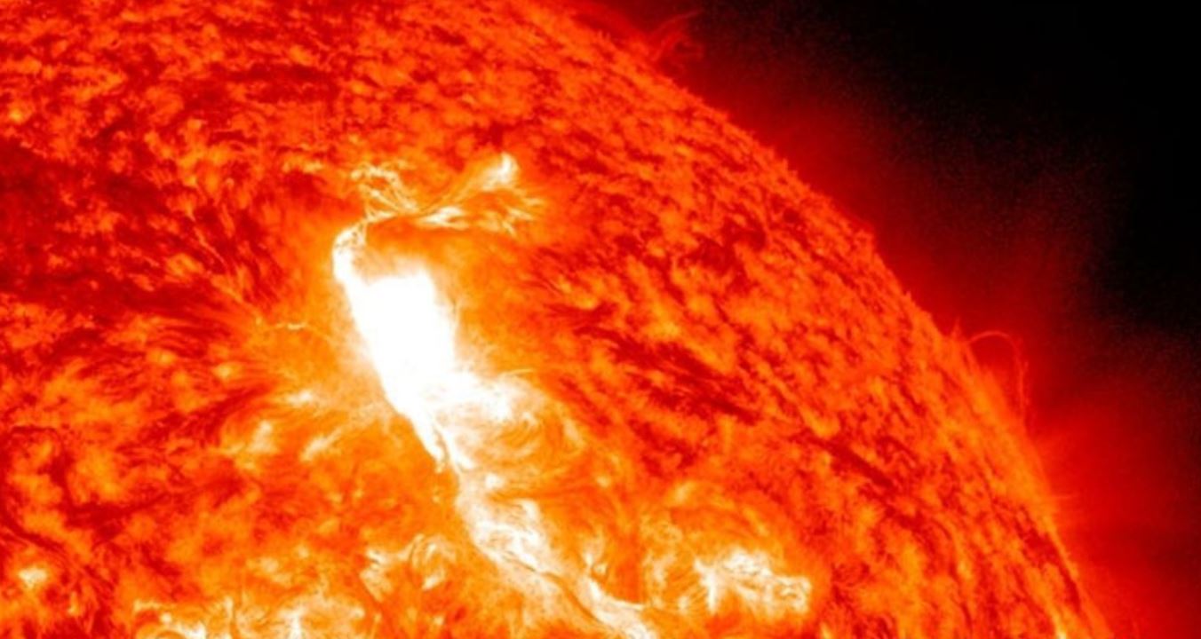 Intensa esplosione sul Sole: la nube di massa coronale potrebbe raggiungere la Terra