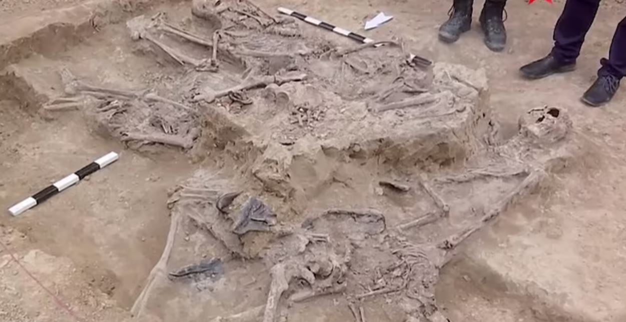 Scoperta la “cava della morte”: trovati oltre 3.500 corpi in una fossa comune