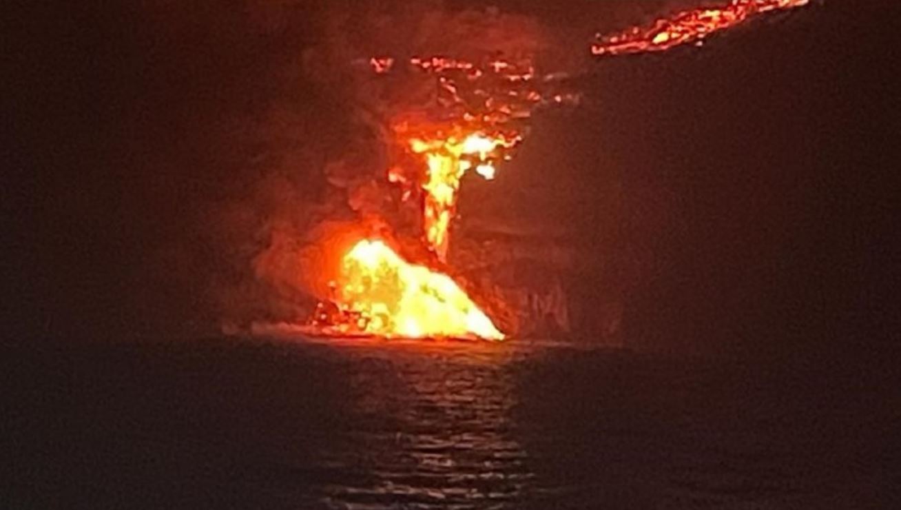 Eruzione Cumbre Vieja, lava è arrivata in mare: “Decretato raggio di esclusione di 2 miglia nautiche”