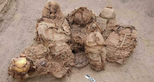 Muratori scoprono una tomba contenente resti umani di 8 abitanti di Chilca: hanno 800 anni