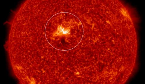 Potente esplosione solare, nube di particelle scagliata verso la Terra: previsione d’impatto