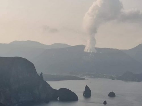 Isola Vulcano: gas fuoriesce dal terreno. Malori per animali ed evacuazioni
