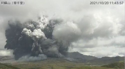 Giappone: spaventosa eruzione del vulcano Aso. Il video
