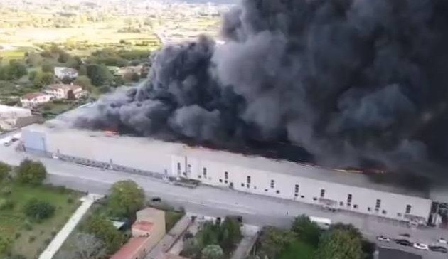 Benevento: colossale incendio in fabbrica, nube tossica invade provincia di Napoli e Caserta