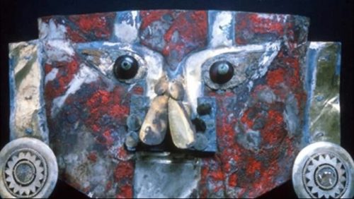 Perù: scoperta maschera d’oro dipinta con sangue umano
