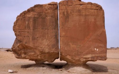 Misteriosa roccia spaccata perfettamente in due divide gli utenti: fenomeno naturale o alieni?