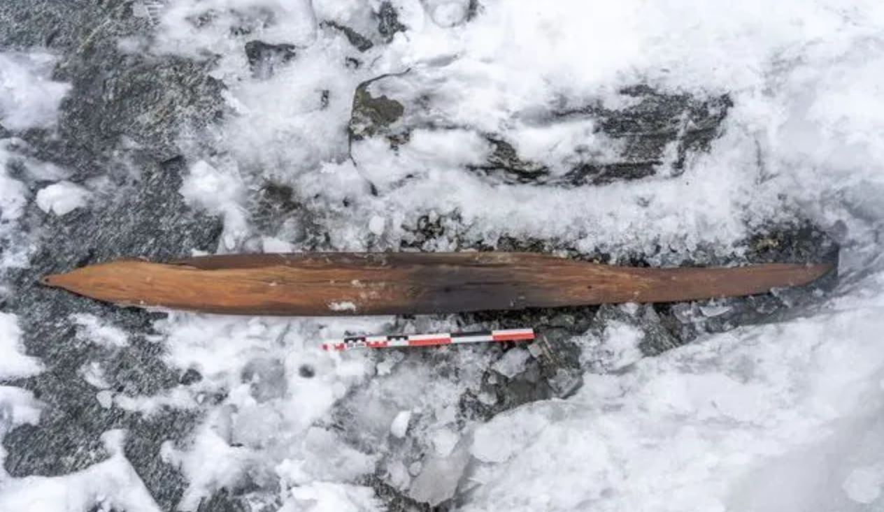 Scoperti tra i ghiacci gli sci meglio conservati di sempre: hanno 1.300 anni. I dettagli