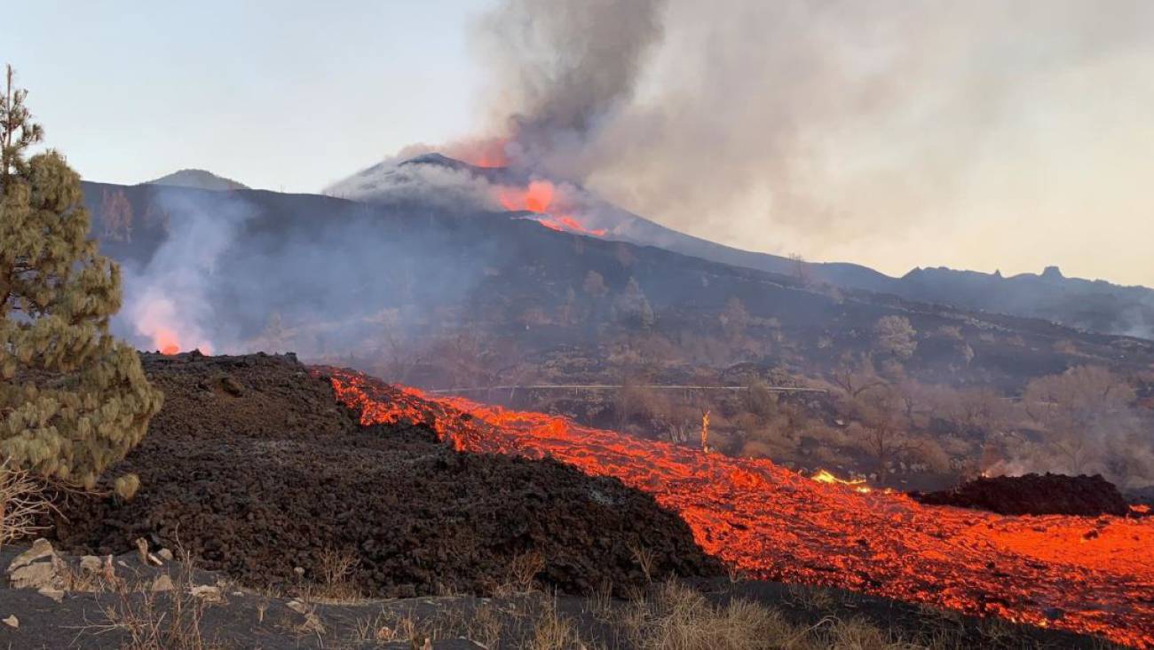 Cumbre Veja: crollo del versante nord del cono vulcanico. Fiume di lava minaccia i centri abitati