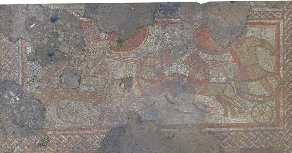 Regno Unito: scoperto un raro mosaico romano sotto un terreno coltivato
