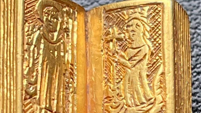 Una piccola Bibbia d’oro del XV secolo scoperta con il metal detector in Gran Bretagna
