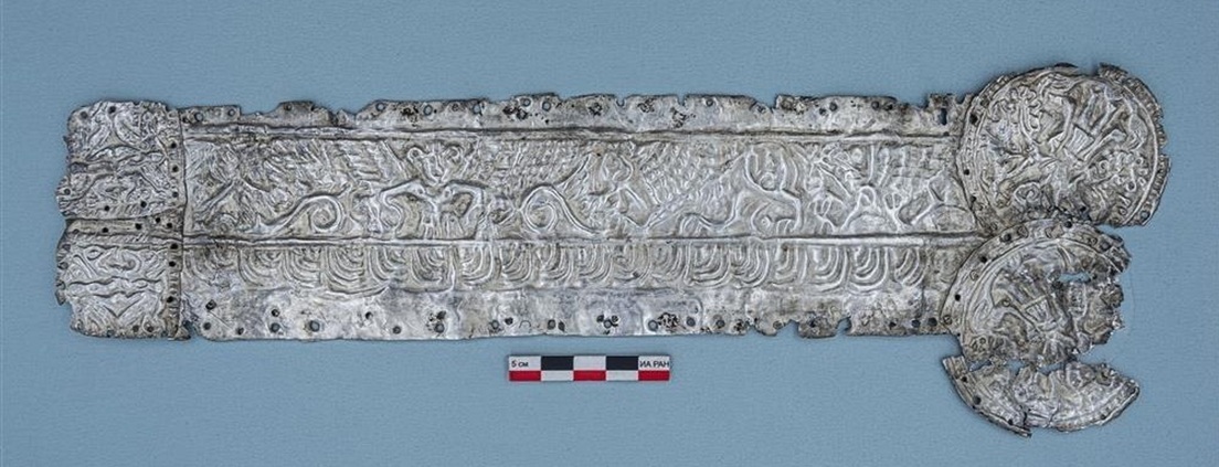 Dei alati e grifoni in una targa risalente a 2.300 anni fa. La scoperta in Russia