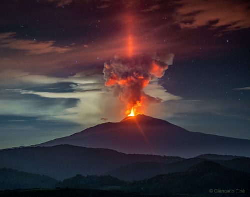 Un ‘pilastro di luce’ dall’Etna. L’incredibile foto pubblicata dalla NASA