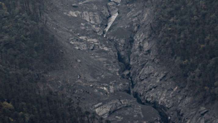 India: il fiume Kameng si tinge di nero. Paura tra la popolazione