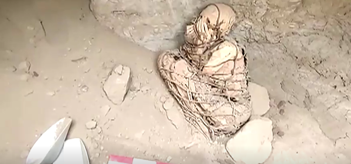 Misteriosa scoperta in Perù: trovata mummia con mani legate alla faccia