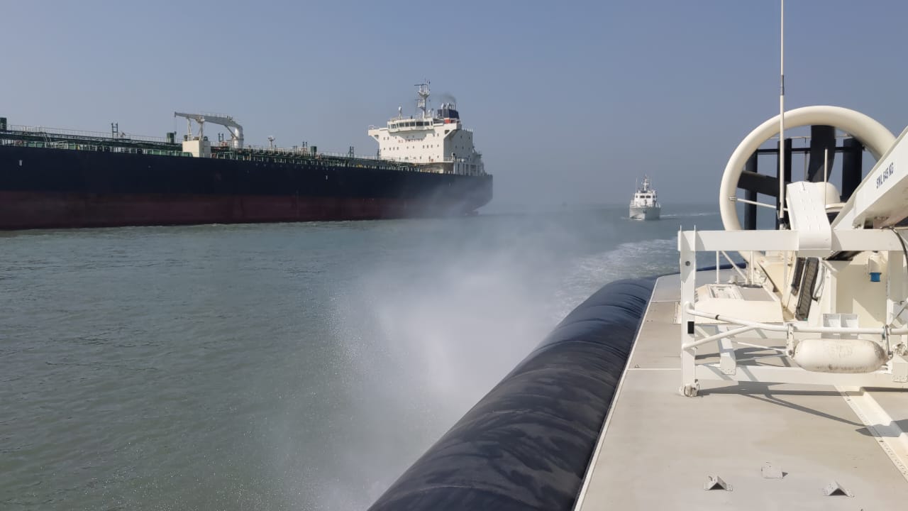 Navi mercantili si scontrano al largo dell’India: fuoriuscita di petrolio nell’oceano