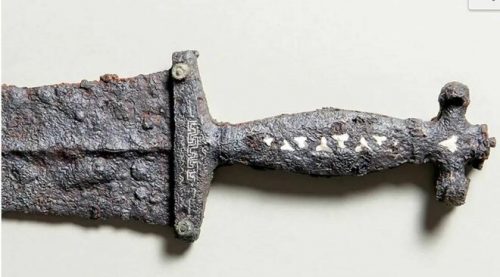 Pugnale romano scoperto con un metal detector in Svizzera. Risale a duemila anni fa.